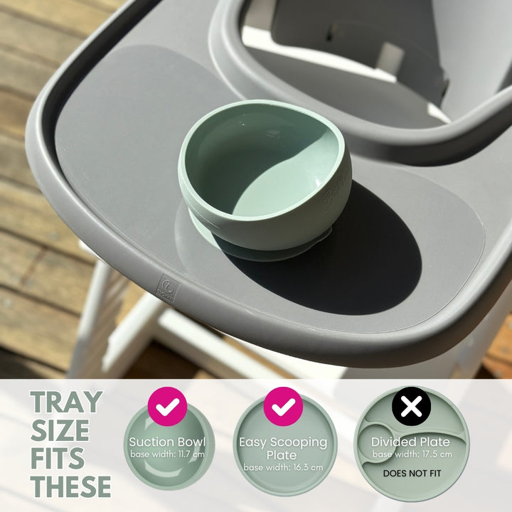 Image showing a Stokke Tripp Trapp high chair tray equipped with a suction sticker with a compatibility demonstration for Brightberry products such as suction bowl and two suction plate sizes.
